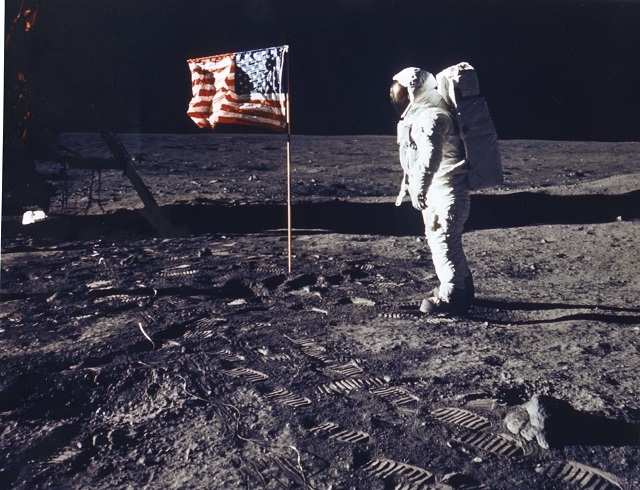 В Сети опубликованы 8400 снимков астронавтов НАСА на Луне