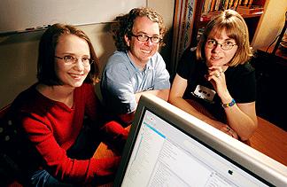 Эми Войда, Кит Эдвардс и Беки Гринтер наблюдали за тринадцатью работниками, пользующимися компьютерной программой iTunes.