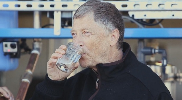 Билл Гейтс пьет воду, полученную в Omniprocessor