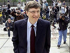 Билл Гейтс у здания суда, фото с сайта газеты Washington Post 