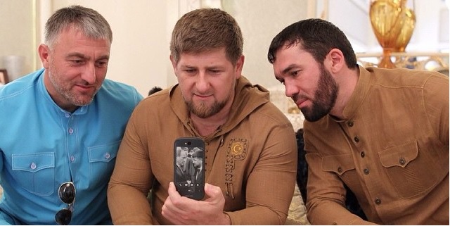 Рамзан Кадыров призвал отказываться от iPhone в пользу YotaPhone 2 и переходить во «ВКонтакте»