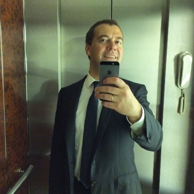 Дмитрий Медведев делает селфи на iPhone 5s
