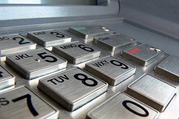 Пойман студент, кравший деньги с помощью выброшенных у банкоматов чеков