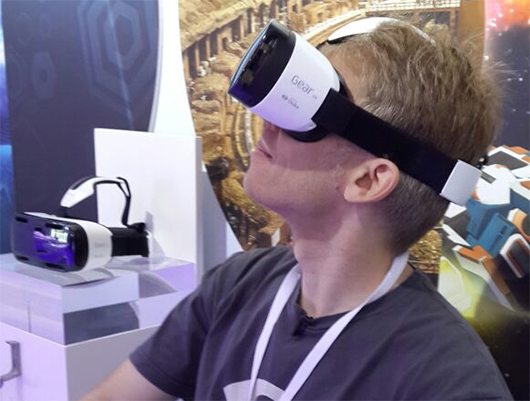 Джон Кармак в шлеме виртуальной реальности Gear VR