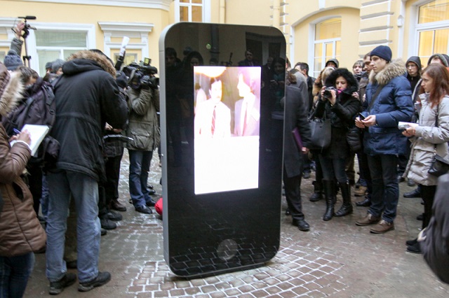 Памятник Стиву Джобсу в виде iPhone